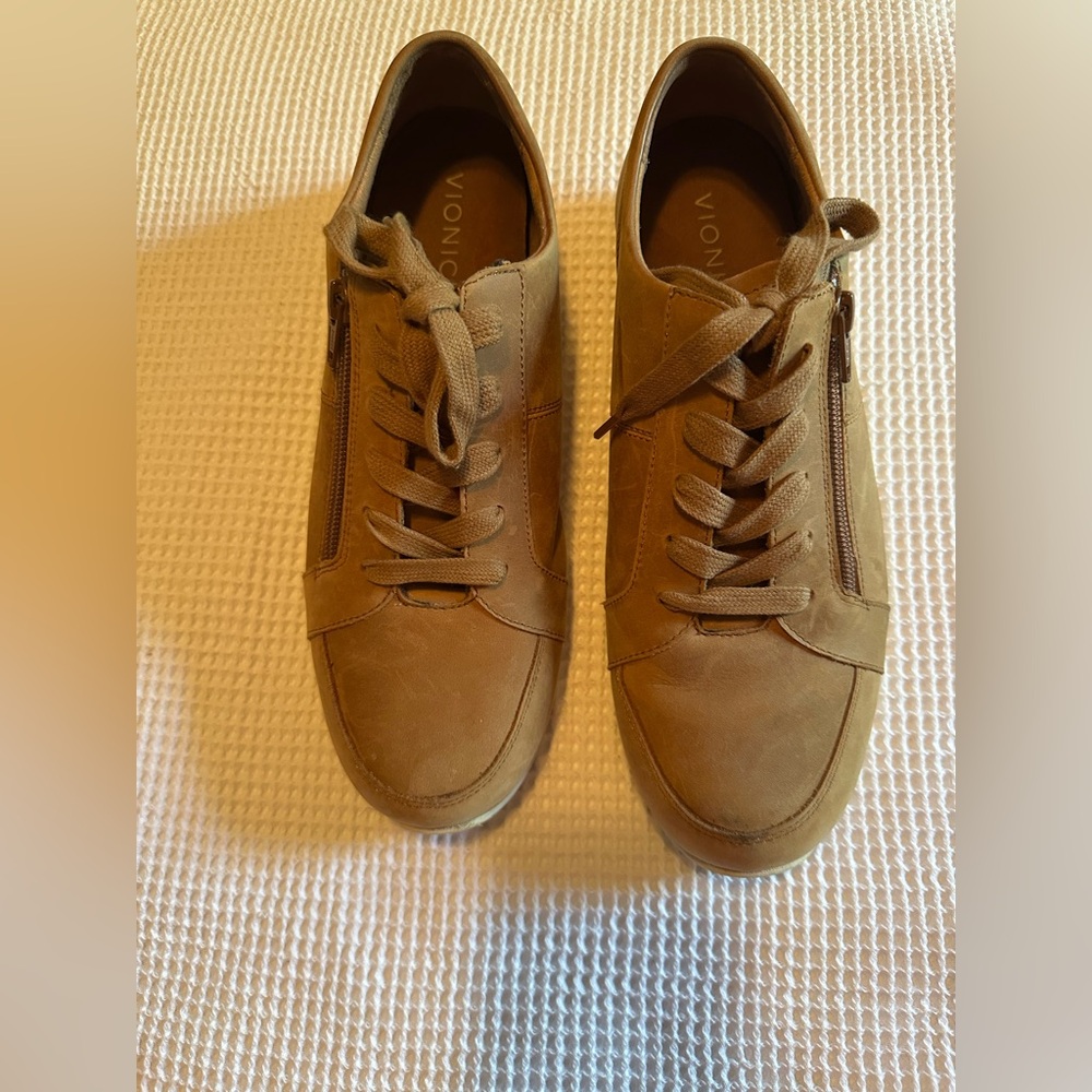 Vionic Women's tan leather lace up shoes.size 10M